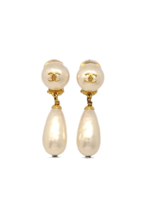 CHANEL Pre-Owned 1996 gold plated faux-pearl clip-on earrings