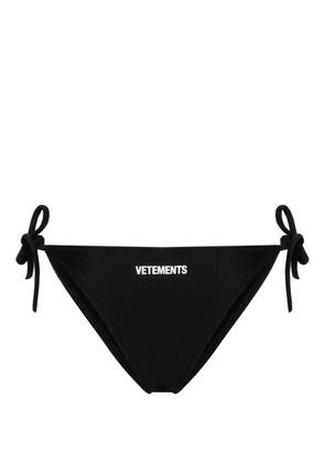 VETEMENTS logo-print tied bikini bottom - Black