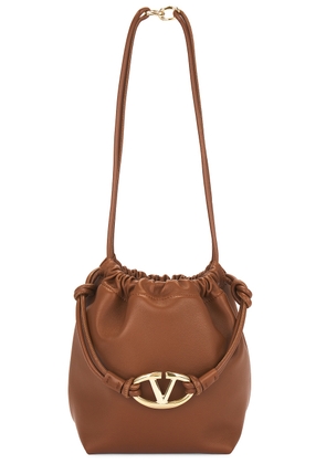 Valentino Garavani Medium V Logo Drawstring Bag in Tobacco - Brown. Size all.