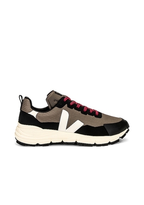 Veja Dekkan Sneaker in Olive. Size 41, 45.