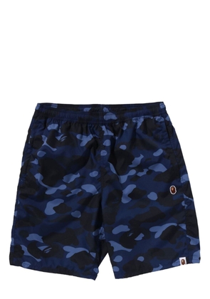 A BATHING APE® camouflage-pattern swim shorts - Blue
