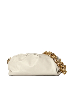 Bottega Veneta The Chain Pouch Bag in Plaster & Gold - White. Size all.