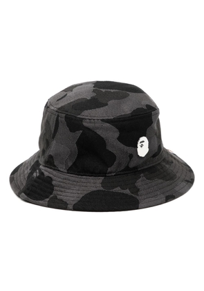 A BATHING APE® camouflage-print logo-embroidered bucket hat - Grey