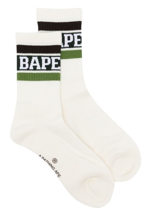 A BATHING APE® logo-intarsia striped ribbed socks - Neutrals