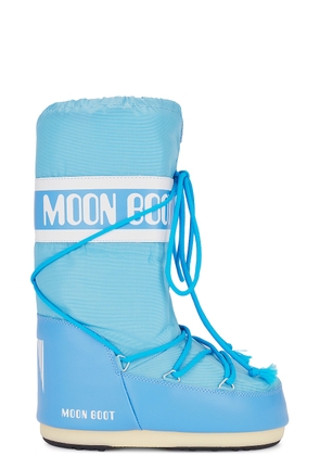 MOON BOOT Icon Boot in Alaskan Blue - Baby Blue. Size 35/38 (also in 39/41).