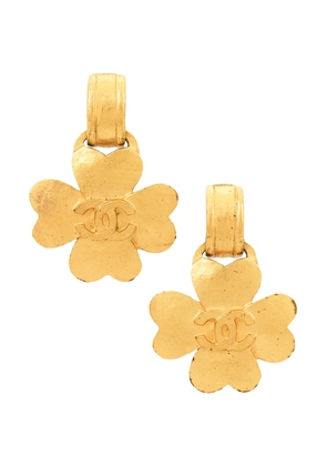 chanel Chanel Coco Mark Clover Earrings in Gold - Metallic Gold. Size all.