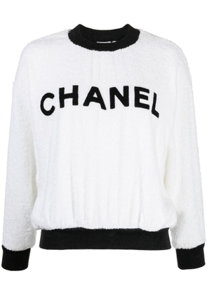 CHANEL Pre-Owned 1990-2000s flocked-logo terry cloth sweatshirt - White