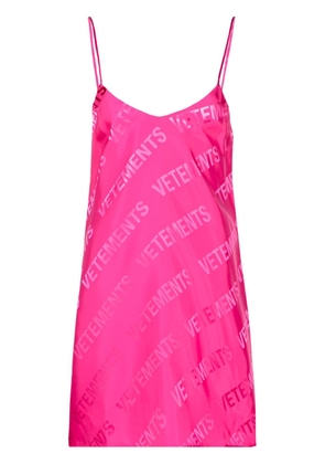 VETEMENTS logo-print spaghetti-strap minidress - Pink
