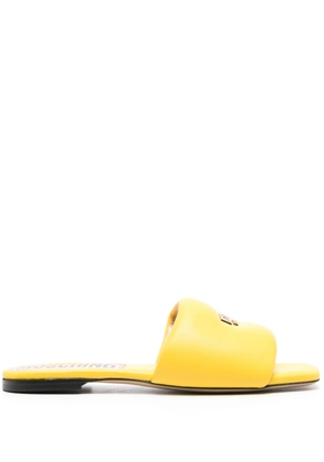 Moschino logo-plaque flat leather sandals - Yellow