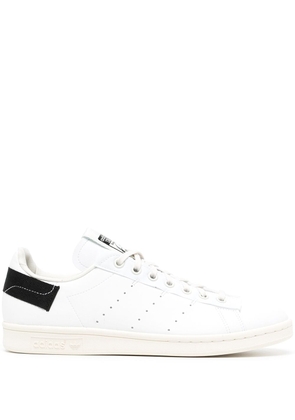 adidas logo patch sneakers - White