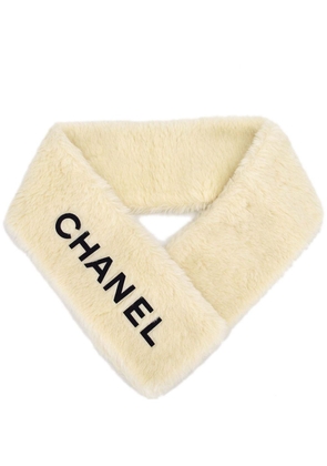 CHANEL Pre-Owned 1990-2000 logo patch stole - Neutrals