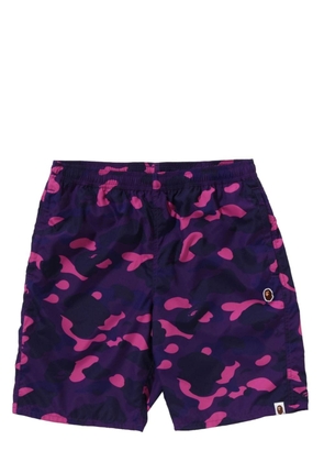 A BATHING APE® camouflage-pattern swim shorts - Purple