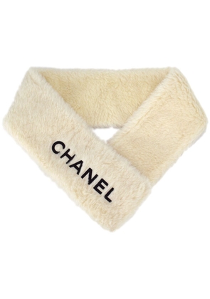 CHANEL Pre-Owned 1990-2000s logo-embroidered brushed shawl - Neutrals
