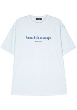 tout a coup logo-print crew-neck T-shirt - Blue