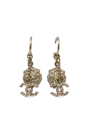 CHANEL Pre-Owned 2011 Lion CC drop earrings - Gold