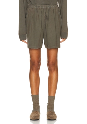 The Row Gunty Short in MUD - Army. Size M (also in ).