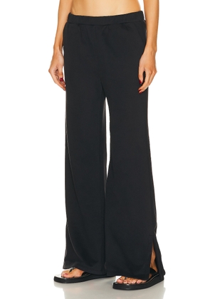 Beyond Yoga On The Go Pant in Black - Black. Size XS (also in ).