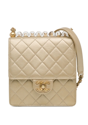 CHANEL Pre-Owned 2020 Small Lambskin Chic Pearls Flap crossbody bag - Gold