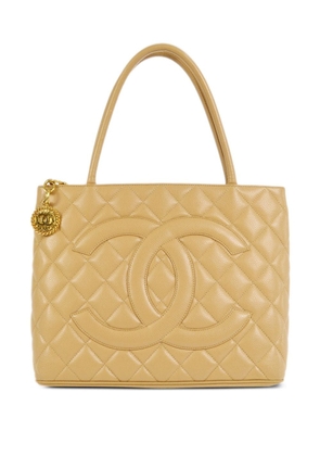 CHANEL Pre-Owned 2003 Medallion quilted tote bag - Neutrals