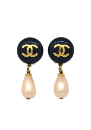 CHANEL Pre-Owned 1994 CC faux-pearl dangle clip-on earrings - Black