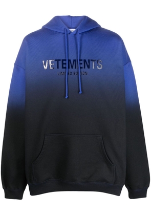 VETEMENTS logo-print faded-effect hoodie - Blue