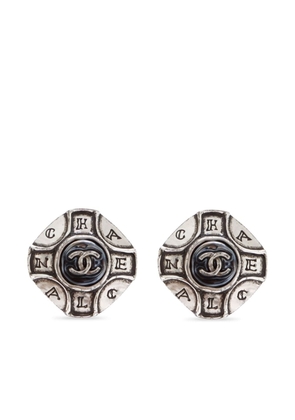 CHANEL Pre-Owned 1999 CC engraved clip-on earrings - Silver