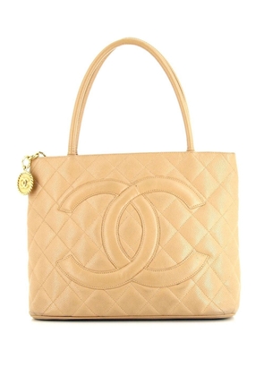 CHANEL Pre-Owned Medallion quilted handbag - Neutrals