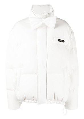 Kimhekim logo-patch puffer jacket - White