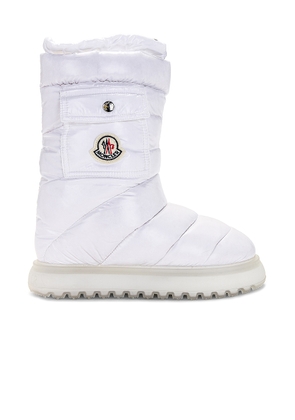 Moncler Gaia Pocket Mid Snow Boot in White - White. Size 38 (also in 40).