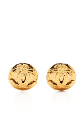 CHANEL Pre-Owned 1994 logo button clip-on earrings - Gold