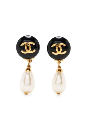 CHANEL Pre-Owned 1997 CC pearl-embellished clip-on earrings - Black