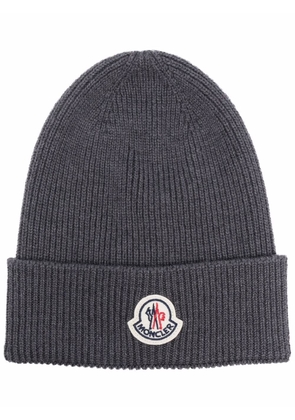 Moncler logo-patch knitted beanie hat - Grey