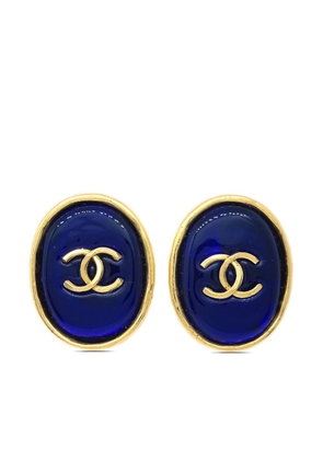 CHANEL Pre-Owned 1993 CC-embossed oval glass clip-on earrings - Gold