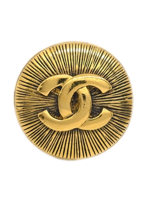 CHANEL Pre-Owned 1980-1990 ribbed effect CC logo brooch - Gold
