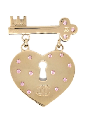 CHANEL Pre-Owned 2002 rhinestone-embellished heart and key brooch - Gold