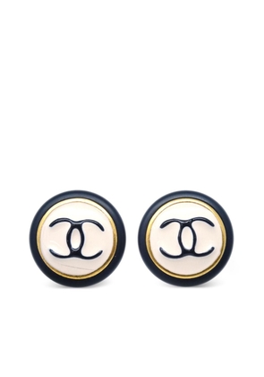 CHANEL Pre-Owned 1996 CC button clip-on earrings - Gold