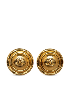 CHANEL Pre-Owned 1970-1980 CC button clip-on earrings - Gold