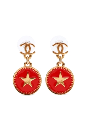 CHANEL Pre-Owned 2001 star-debossed CC-logo dangle stud earrings - Gold