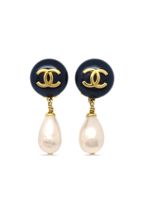 CHANEL Pre-Owned 1996 CC faux-pearl clip-on earrings - Gold