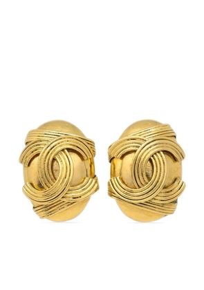 CHANEL Pre-Owned 1994 CC-embossed oval clip-on earrings - Gold