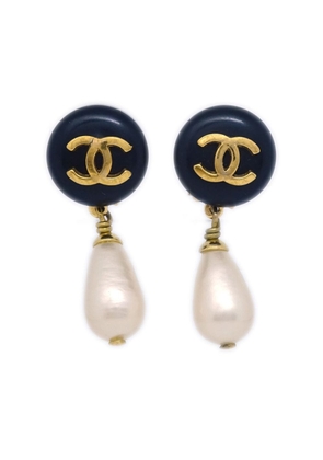 CHANEL Pre-Owned 1992 CC faux-pearl clip-on earrings - Black