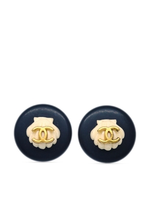 CHANEL Pre-Owned 1996 CC button shell clip-on earrings - Gold