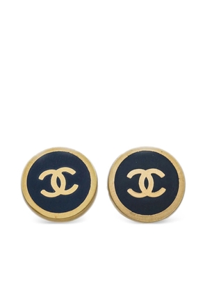 CHANEL Pre-Owned 2000 enamel-detail CC button clip-on earrings - Gold