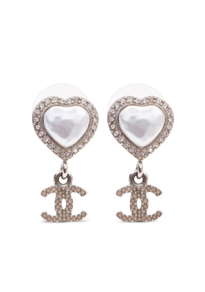 CHANEL Pre-Owned 2023 CC heart-motif drop earrings - Silver