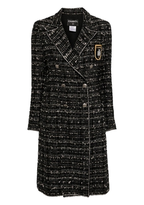 CHANEL Pre-Owned 2005 crest-appliqué tweed coat - Black