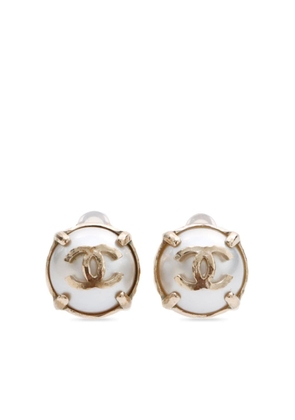 CHANEL Pre-Owned 2014 CC pearl clip-on earrings - Gold