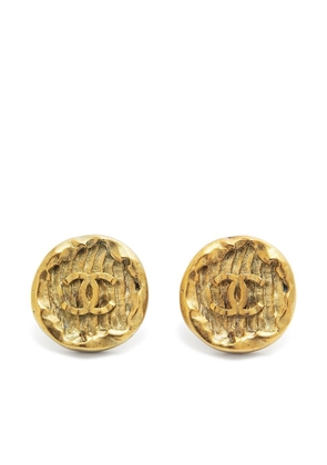 CHANEL Pre-Owned 1994-1995 CC engraved clip-on earrings - Gold