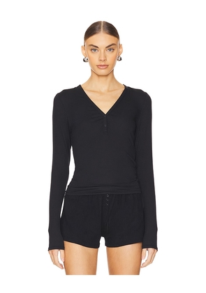 LUNYA Soft Modal Rib V-neck Henley in Black. Size M, S, XL, XS.