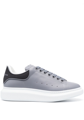 Alexander McQueen Oversized low-top sneakers - Grey