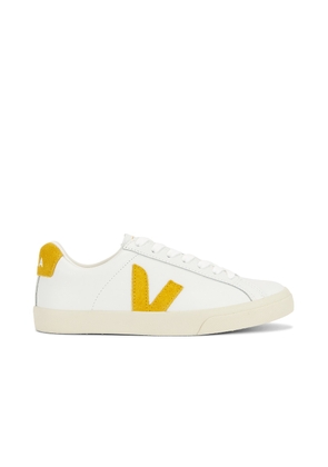 Veja Esplar Sneaker in Extra White & Safran - White. Size 36 (also in 37, 38, 39, 40, 41).